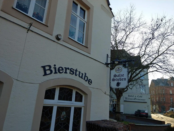 Fassade der Bierstube Salze-Stuben mit Wirtshausschild und kahlen Bäumen