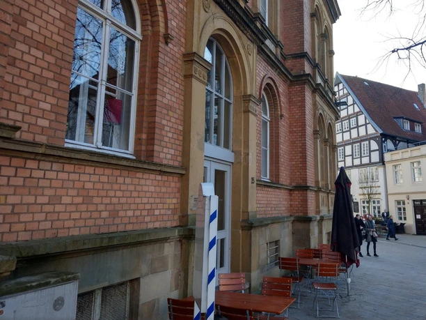Außenbereich des Wirtshauses Lebenslang vor roter Backsteinfassade in Bad Salzuflen
