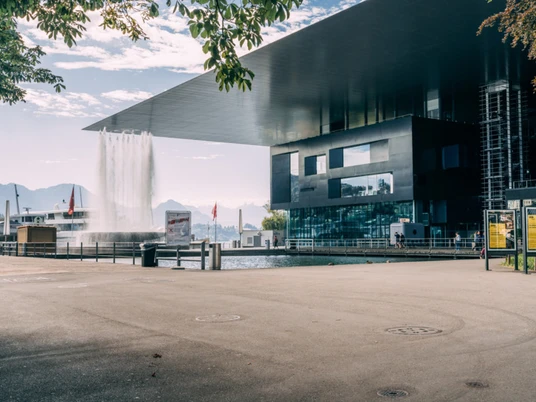 KKL Luzern Blick auf Europaplatz und KKLView of Europaplatz and KKLVue sur l'Europaplatz et le KKL