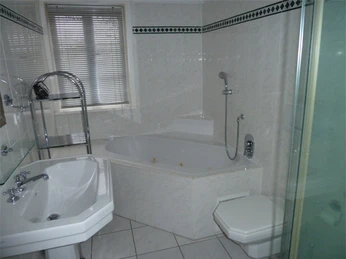 Das Badezimmer - Wohnung 4.JPG