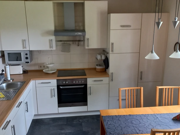 Volledig ingerichte keuken in het vakantieappartement Das Haus im Moor