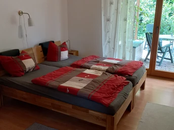 Freundlich eingerichtetes Doppelschlafzimmer der Ferienwohnung Das Haus im Moor Freundlich eingerichtetes Doppelschlafzimmer der Ferienwohnung Das Haus im Moor
