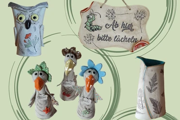 Keramik in der Scheune Keramikfiguren in Tierform, darunter eine Eule und drei Vögel mit bunten Details, sowie ein Schild mit der Aufschrift "Ab hier bitte lächeln!".