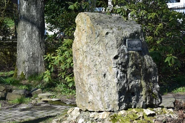 Wupperquelle Ein großer, rauer Gedenkstein in einem Garten, mit einem Schild "Wupperquelle".