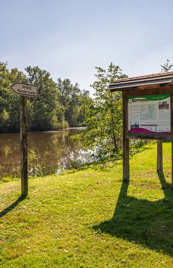 Start des Rundwanderweges mit Infotafeln Informaionstafeln zum Wanderweg am Wanderparkplatz in HermannsburgInformation boards about the hiking trail at the hiking parking lot in HermannsburgInformationstavler om vandrestien ved vandreparkeringen i HermannsburgInformatieborden over de wandelroute op de wandelparkeerplaats in Hermannsburg