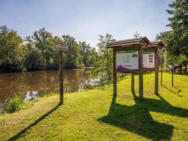 Start des Rundwanderweges mit Infotafeln Informaionstafeln zum Wanderweg am Wanderparkplatz in Hermannsburg