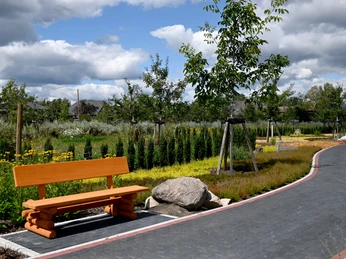 Sitzgelegenheit Opa Ernys Garten.jpg Holzbank am Staudenbeet in Opa Ernys Garten