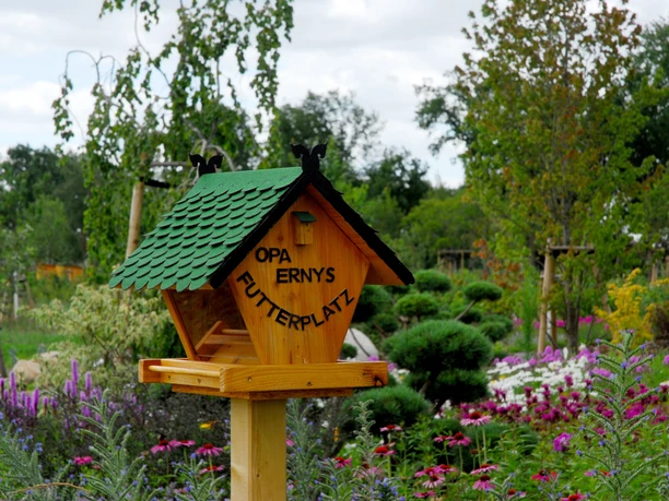 Futterplatz Opa Ernys Garten.jpg Vogelfutterplatz am großen Beet in Opa Ernys Garten
