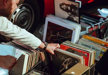 Person, die Schallplatten hält.jpg