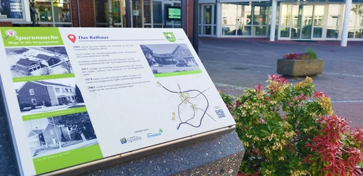 Spurensuche_Spelle©SG-Spelle.jpg Infotafel zur Spurensuche Spelle vor dem Rathaus mit Übersichtskarte und historischen Fotos