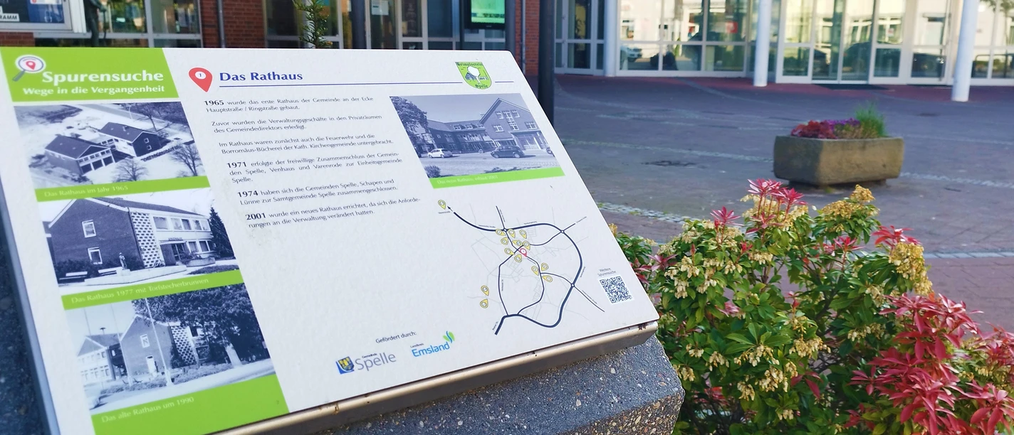 Spurensuche_Spelle©SG-Spelle.jpg Infotafel zur Spurensuche Spelle vor dem Rathaus mit Übersichtskarte und historischen Fotos