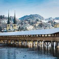Church of St. Leodegar Kappelbrücke mit Sicht auf die HofkircheKappelbrücke with a view of the HofkircheKappelbrücke avec vue sur la Hofkirche