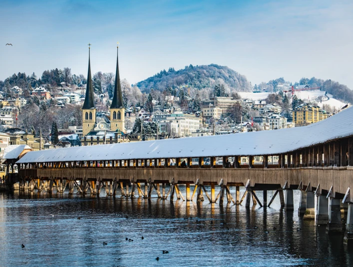 Church of St. Leodegar Kappelbrücke mit Sicht auf die HofkircheKappelbrücke with a view of the HofkircheKappelbrücke avec vue sur la Hofkirche