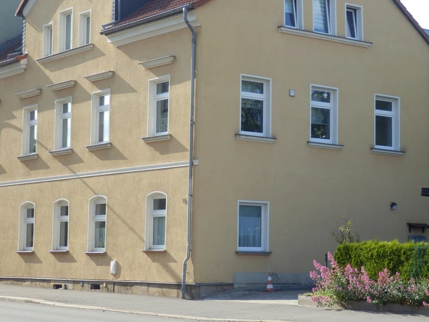 02_Außenansicht von der Straße