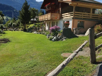 Haus mit Vorplatz zum Verweilen