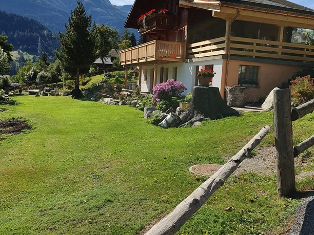 Haus mit Vorplatz zum Verweilen