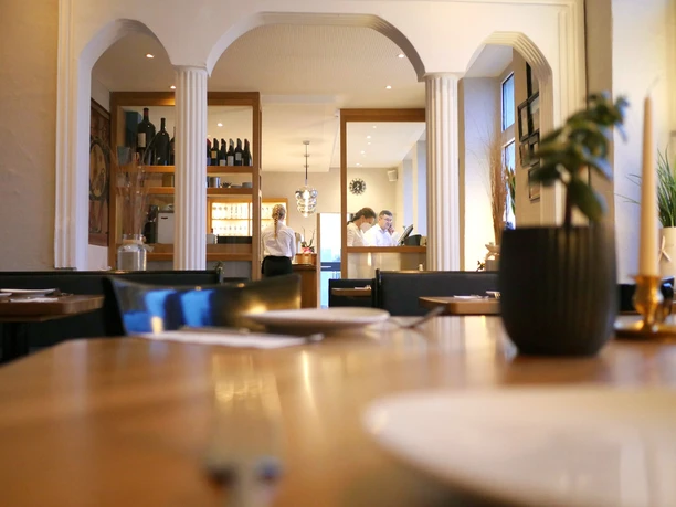 P1080749.jpg In einem stilvollen Restaurant stehen zwei Mitarbeiter hinter einer Theke, umgeben von elegantem Interieur.