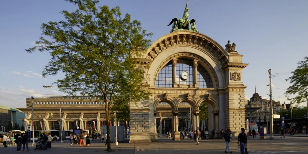Bahnhof Blick auf Torbogen beim Bahnhof Luzern View of archway at Lucerne railway stationVue sur l'arche de la gare de Lucerne