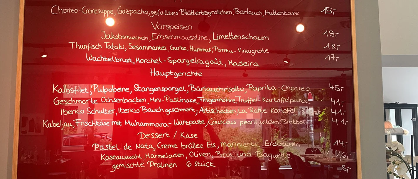 tatort-engels-speisekarte.jpg Die handgeschriebene Menütafel präsentiert schmackhafte, vielfältige Gerichte einer gehobenen Küche.