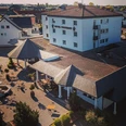 Luftaufnahme eines modernen Hotels mit Gartenanlagen und Terrasse im Stadtgebiet von Schloß Holte-Stukenbrock.