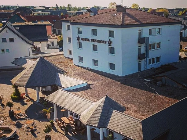 Luftaufnahme eines modernen Hotels mit Gartenanlagen und Terrasse im Stadtgebiet von Schloß Holte-Stukenbrock.