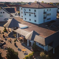 Hotel Westhoff_CCBYSA_Teutoburger Wald_Stadt_Schloss_Holte-Stukenbrock_Hotel Westhoff (6).jpg Luftaufnahme eines modernen Hotels mit Gartenanlagen und Terrasse im Stadtgebiet von Schloß Holte-Stukenbrock.