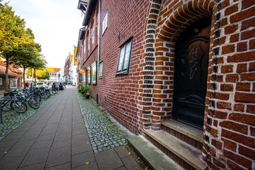Das schwangere Haus in Lüneburg von der Seite Seitenansicht des schwangeren Hauses in Lüneburg