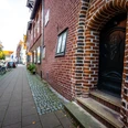 Das schwangere Haus in Lüneburg von der Seite Seitenansicht des schwangeren Hauses in Lüneburg