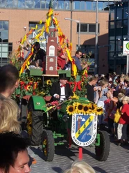 Bürgerfest, Bürgerverein von Ratzeburg und Umgebung e. V..JPG In Ratzeburg beim Bürgerfest fährt ein bunt geschmückter Traktor an den Zuschauern vorbei