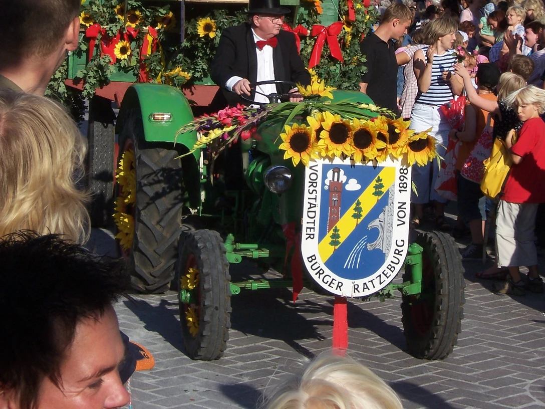 Bürgerfest, Bürgerverein von Ratzeburg und Umgebung e. V..JPG In Ratzeburg beim Bürgerfest fährt ein bunt geschmückter Traktor an den Zuschauern vorbei