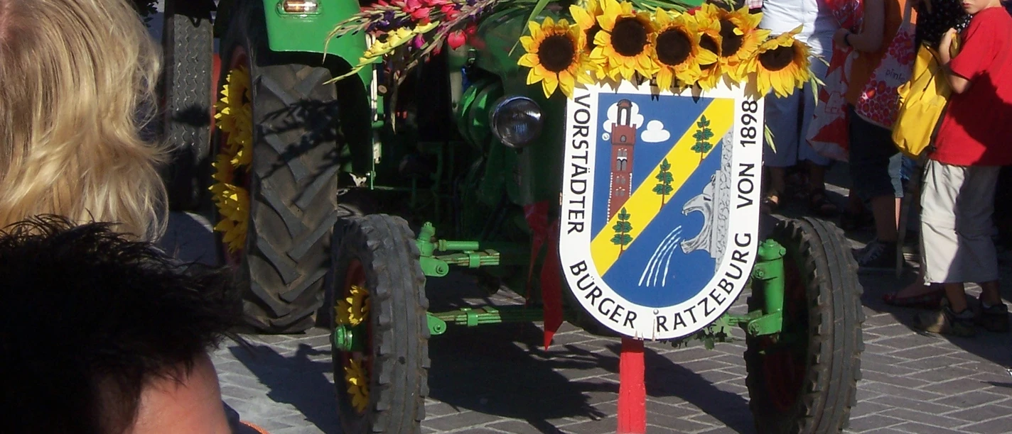 Bürgerfest, Bürgerverein von Ratzeburg und Umgebung e. V..JPG In Ratzeburg beim Bürgerfest fährt ein bunt geschmückter Traktor an den Zuschauern vorbei