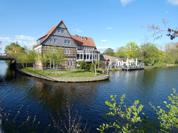 Fährhaus Athen_Silvana Dust_20230510 (3).JPG Blick vom See auf das Fachwerk des Fährhauses mit seinen sichtbaren Holzbalken