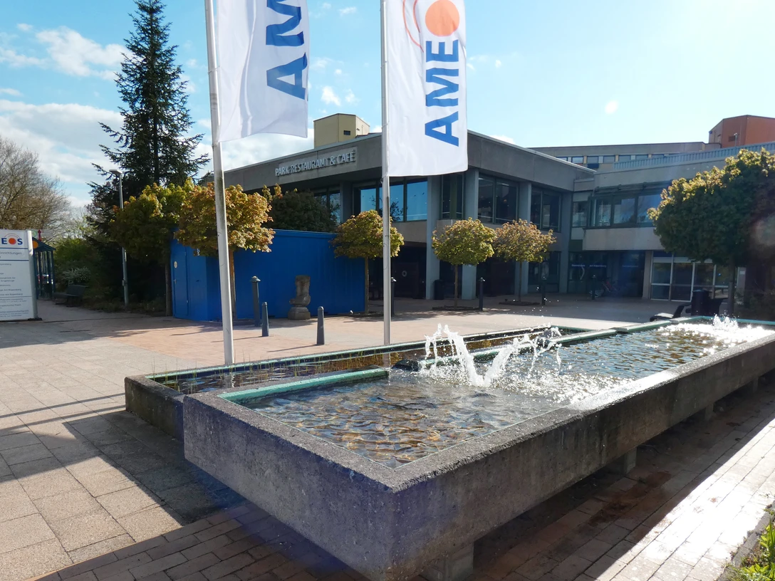 Park Restaurant_Silvana Dust_20230706.jpg Blick von einem Springbrunnen auf die Außenseite des Gebäudes