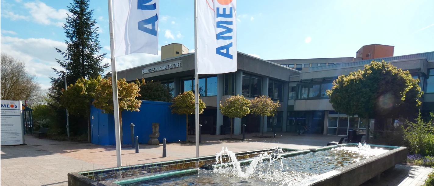 Park Restaurant_Silvana Dust_20230706.jpg Blick von einem Springbrunnen auf die Außenseite des Gebäudes