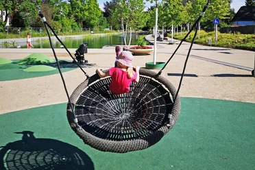 Spielplatz Stadtpark Nestschaukel