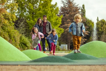 Spielplatz Stadtpark grüne Hügel