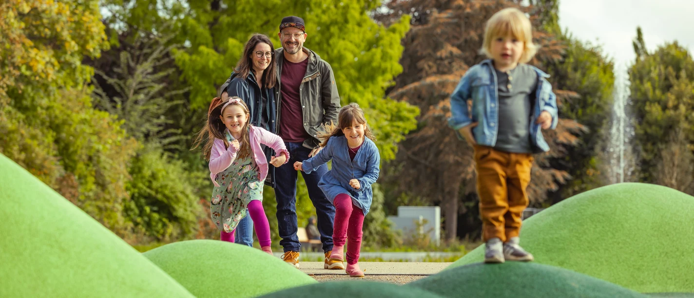 Spielplatz Stadtpark grüne Hügel