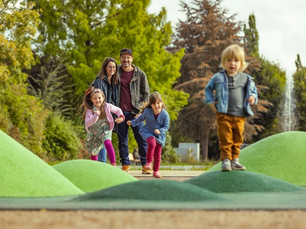 Spielplatz Stadtpark grüne Hügel