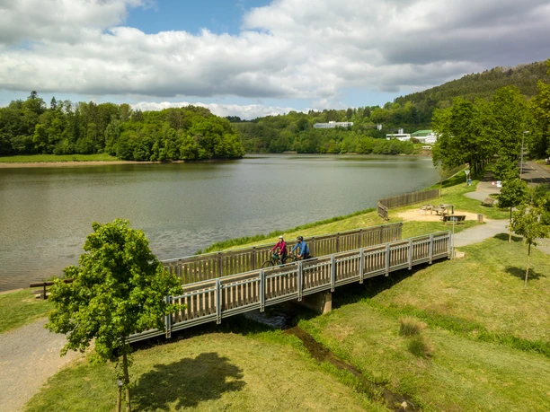 Der Prüm-Radweg führt am Stausee Bitburg bei Biersdorf vorbei