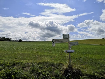 Wegweiser Besinnungsweg_Mittelneufnach_Beatrix Böck_CC BY SA.jpg