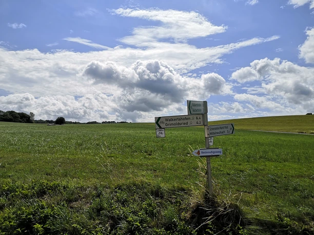 Wegweiser Besinnungsweg_Mittelneufnach_Beatrix Böck_CC BY SA.jpg