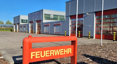 Freiwillige Feuerwehr_1980x1080_Silvana Dust_20230510 (1).jpg Außenansicht des Gebäudes der Freiwilligen Feuerwehr. Rotes Schild mit gelber Aufschrift ‚Feuerwehr
