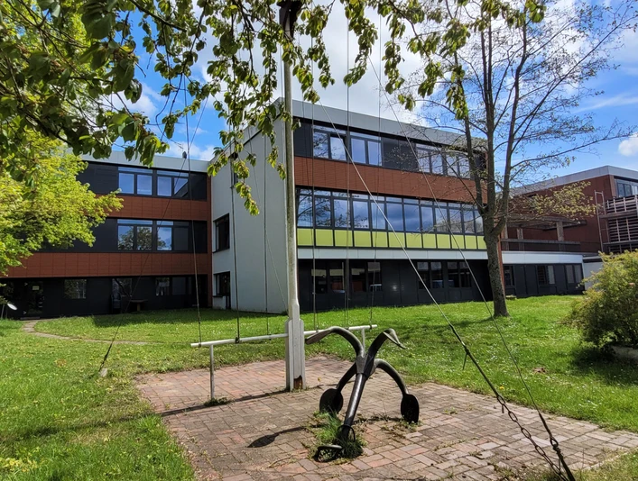 CVJM_1980x1080_Silvana Dust_20230510 (7).jpg Das Freizeit- und Segelzentrum befindet sich am Ostufer und ist ein zweistöckiges, längliches Gebäude mit vielen Fenstern