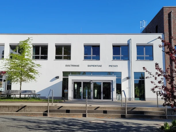 LG__1980x1080_Silvana Dust_20230510 (6).jpg Die Lauenburgische Gelehrtenschule von außen, das Gebäude ist weiß, Treppen mit Handlauf führen zum Eingang