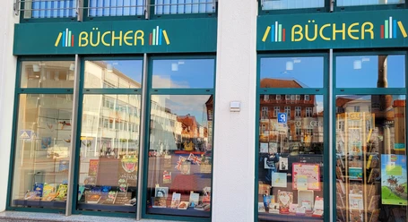 Buchhandlung am Markt_1980x1080_Silvana Dust_20230510 (1).jpg Ein Schaufenster einer Buchhandlung. Viele Bücher sind zu sehen