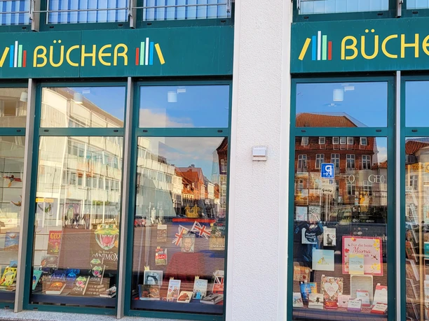Buchhandlung am Markt_1980x1080_Silvana Dust_20230510 (1).jpg Ein Schaufenster einer Buchhandlung. Viele Bücher sind zu sehen