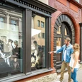 Pärchen vor der restaurierten Fassade des Forum Anja Niedringhaus im Adelshof Heisterman von ZiehlbergCouple in front of the restored façade of the Forum Anja Niedringhaus in the Adelshof Heisterman von Ziehlberg