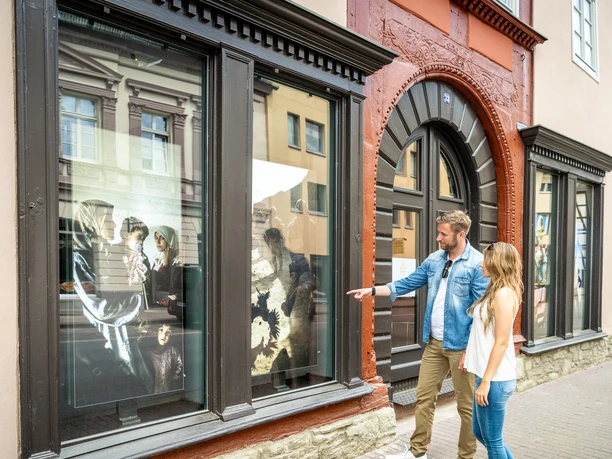 Couple in front of the restored façade of the Forum Anja Niedringhaus in the Adelshof Heisterman von Ziehlberg