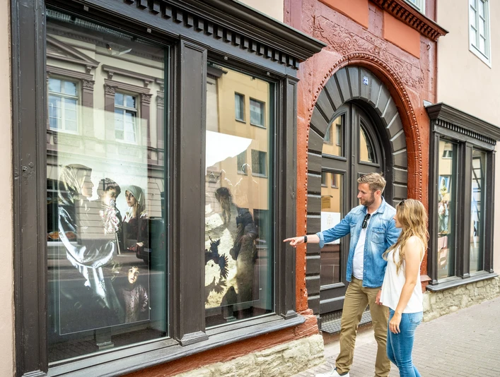 Hoexter-Forum Anja Niedringhaus-Stadt Hoexter-D. Ketz-2023-139.jpg Pärchen vor der restaurierten Fassade des Forum Anja Niedringhaus im Adelshof Heisterman von ZiehlbergCouple in front of the restored façade of the Forum Anja Niedringhaus in the Adelshof Heisterman von Ziehlberg