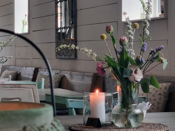 Tisch im Café Farmos.jpg